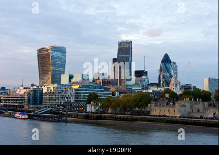 Torre di Londra, cetriolino e dello skyline di Londra, London, England, Regno Unito Foto Stock