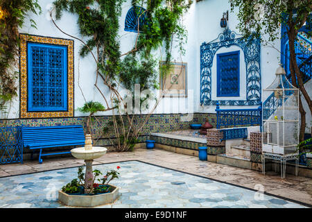 Un tradizionale cortile in una tipica del XVIII secolo casa araba in Sidi Bou Said, Tunisia. Foto Stock