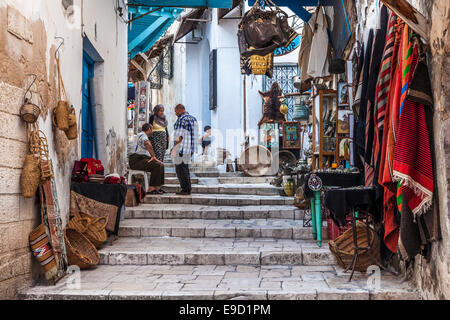 Ripida e stretta strada nella zona Souk della Medina di Sousse,Tunisia. Foto Stock