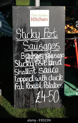 Lincoln, Lincolnshire, Regno Unito. 25 ott 2014. Il dodicesimo grande insaccato festival ha avuto luogo oggi in ed intorno al castello . Per celebrare la famosa salsiccia Lincolnshire .enorme folla ha partecipato alla manifestazione annuale sotto il bellissimo cielo di autunno . Credito: IFIMAGE/Alamy Live News Foto Stock