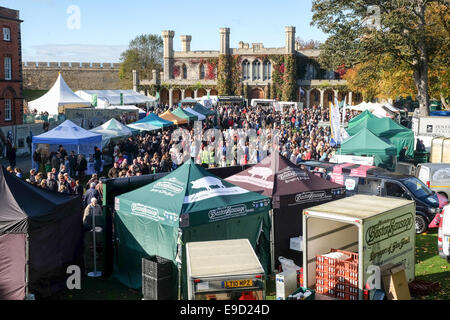 Lincoln, Lincolnshire, Regno Unito. 25 ott 2014. Il dodicesimo grande insaccato festival ha avuto luogo oggi in ed intorno al castello . Per celebrare la famosa salsiccia Lincolnshire .enorme folla ha partecipato alla manifestazione annuale sotto il bellissimo cielo di autunno . Credito: IFIMAGE/Alamy Live News Foto Stock