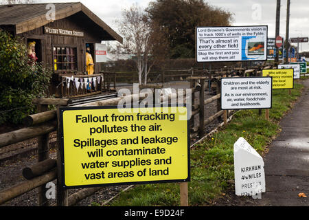 Chalet in legno o Meteo casa in Westby, Lancashire 24 Ottobre, 2014. Strada segni Anti-Fracking eretto & pagato da imprenditore locale Signor Giovanni Toothill, di acero vivaio di fattoria che per sua stessa ammissione è ossessivo circa la sua obiezione fracking proposto presso il vicino Plumpton. Lancashire County Council è considerato Cuadrilla di pianificazione della domanda e incontrano forte resistenza della comunità. La società del gas ha realizzato due applicazioni di frack in Lancashire dove più di 14.000 residenti hanno inviato lettere di opposizione al Consiglio di contea. Foto Stock