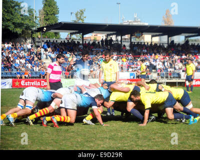 Sant Boi de Llobregat, Spagna. 25 ott 2014. Scrum con vista dello stadio Baldiri Aleu (Sant Boi, Barcelona, Spagna) Credito: Monica Condeminas/Alamy Live News Foto Stock