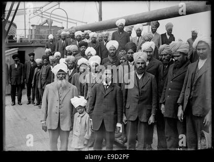 La fotografia raffigura l'incidente di Komagata Maru, avvenuto nel 1914 quando a una nave che trasportava immigrati indiani è stato negato l'ingresso in Canada, portando ad un momento significativo nella storia dell'immigrazione e dei diritti civili in Canada. L'immagine cattura la nave e i suoi passeggeri durante questo evento cruciale nella storia canadese. Foto Stock