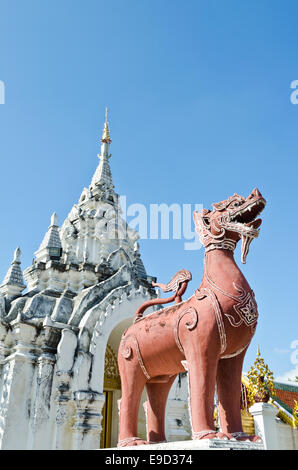 Red Lion statua anteriore Wat Phra That Hariphunchai tempio in Lamphun provincia della Thailandia Foto Stock