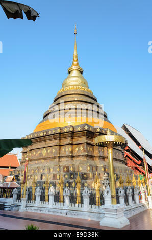 Antiche pagode di Wat Phra That Lampang Luang tempio a provincia di Lampang nel nord della Thailandia Foto Stock