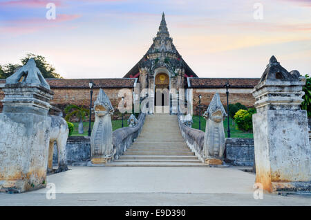 Parte anteriore ingresso ad arco di Wat Phra That Lampang Luang tempio nella provincia di Lampang Thailandia del Nord Foto Stock