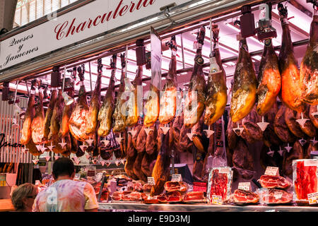 Jamon serrano in vendita su bancarelle del mercato centrale, Valencia, Spagna. Foto Stock