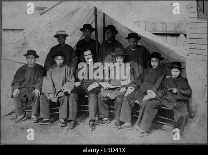 Una fotografia che mostra un gruppo di uomini cinesi con un reverendo battista, probabilmente scattata durante l'inizio del XX secolo. Questa immagine cattura l'intersezione tra comunità di immigrati cinesi e figure religiose in America durante un periodo di scambio culturale e integrazione sociale. Foto Stock