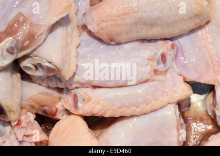 Fresche, refrigerate ali di pollo, attendere da vendere nel mercato Foto Stock