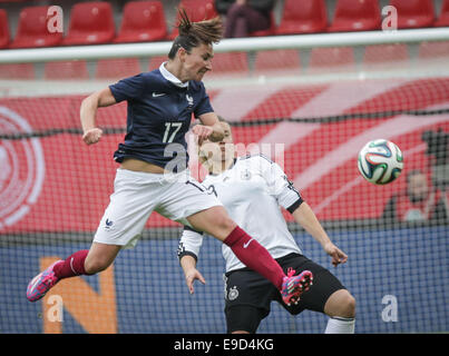 Offenbach, Germania. 25 ott 2014. In Francia la Gaetane Thiney (L) in azione durante le donne di calcio del confronto internazionale tra la Germania e la Francia a Offenbach, Germania, 25 ottobre 2014. Foto: FRANK RUMPENHORST/dpa/Alamy Live News Foto Stock