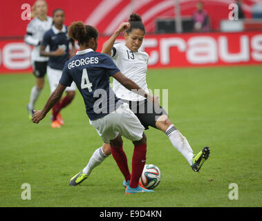 Offenbach, Germania. 25 ott 2014. Celia Sasic (R) e quella della Francia Laura Georges (L) in azione durante le donne di calcio del confronto internazionale tra la Germania e la Francia a Offenbach, Germania, 25 ottobre 2014. Foto: FRANK RUMPENHORST/dpa/Alamy Live News Foto Stock