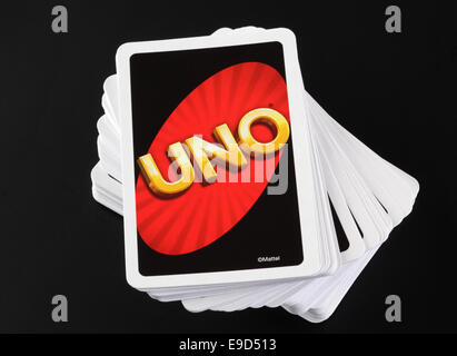 Tambov, Federazione Russa - Agosto 15, 2013 Mazzo di ONU gioco di carte su sfondo nero. Foto Stock