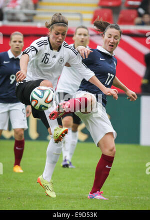 Offenbach, Germania. 25 ott 2014. Melanie Leupolz (L) e quella della Francia Gaetane Thiney (R) in azione durante le donne di calcio del confronto internazionale tra la Germania e la Francia a Offenbach, Germania, 25 ottobre 2014. Foto: FRANK RUMPENHORST/dpa/Alamy Live News Foto Stock