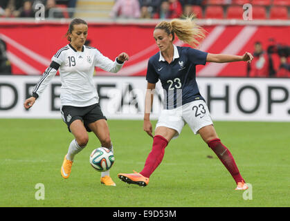 Offenbach, Germania. 25 ott 2014. Alushi Fatmire (L) e quella della Francia Kheira Hamraoui (R) in azione durante le donne di calcio del confronto internazionale tra la Germania e la Francia a Offenbach, Germania, 25 ottobre 2014. Foto: FRANK RUMPENHORST/dpa/Alamy Live News Foto Stock