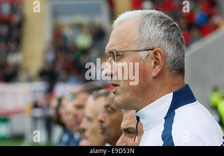 Offenbach, Germania. 25 ott 2014. Francia il trainer Philippe Bergeroo durante la donna soccer match internazionale tra la Germania e la Francia a Offenbach, Germania, 25 ottobre 2014. Foto: FRANK RUMPENHORST/dpa/Alamy Live News Foto Stock