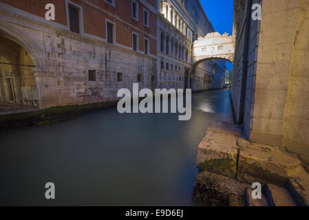 Venezia di notte, il Ponte dei Sospiri, Rio di Palazzo Venezia Italia.Il Grand Canal, Venezia, Italia. Foto Stock