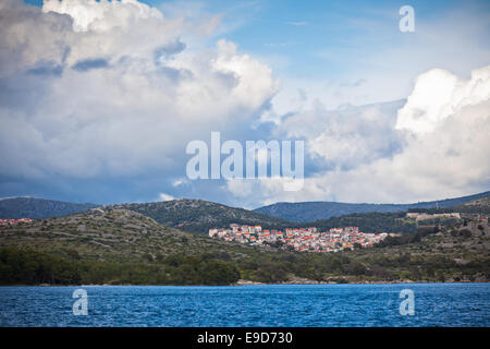 La costa croata vista area di Sibenik, dal mare. Inquadratura orizzontale Foto Stock