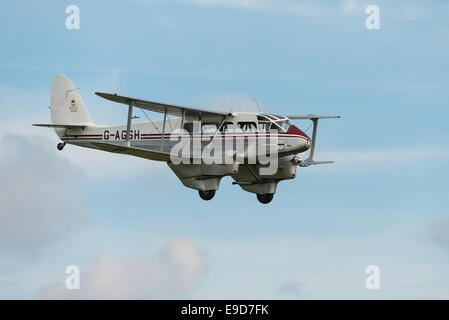 Biggleswade UK - 5 Ottobre, 2014: De Havilland Dragon rapide di aeromobili d'epoca all'Shuttleworth airshow di raccolta Foto Stock