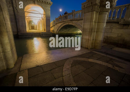 Venezia di notte, il Palazzo dei Dogi, Rio di Palazzo Venezia, Italia. Foto Stock