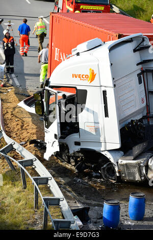 Incidente nel traffico , Audi A3, carrello , collisione frontale, FTO , SS ST 2580 In Oberneuching , Erding , Markt Schwaben , Baviera , Foto Stock