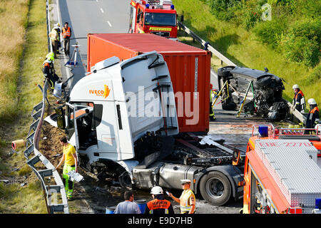 Incidente nel traffico , Audi A3, carrello , collisione frontale, FTO , SS ST 2580 In Oberneuching , Erding , Markt Schwaben , Baviera , Foto Stock