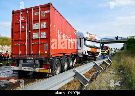 Incidente nel traffico , Audi A3, carrello , collisione frontale, FTO , SS ST 2580 In Oberneuching , Erding , Markt Schwaben , Baviera , Foto Stock