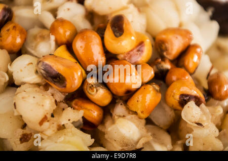 Hominy e mais tostato dadi mote con tostado ecuadoriana cibo tradizionale Foto Stock