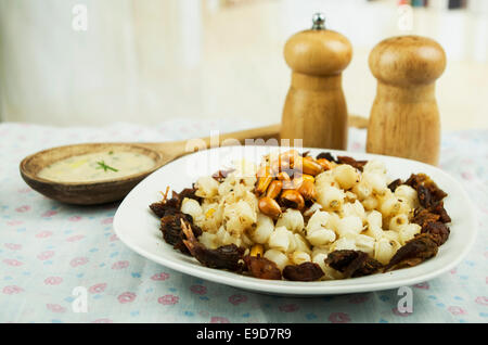 Hominy e mais tostato dadi mote con chicharron tradizionale cibo ecuadoriana Foto Stock