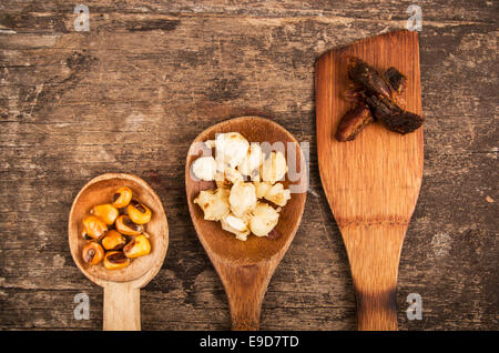 Hominy e mais tostato dadi mote con chicharron tradizionale cibo ecuadoriana Foto Stock