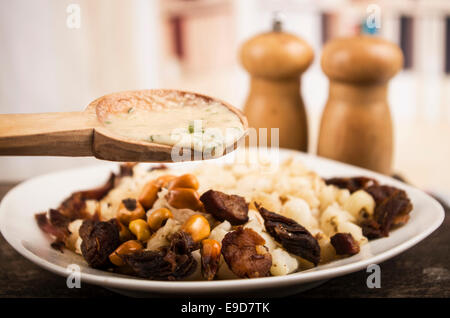 Hominy e mais tostato dadi mote con chicharron tradizionale cibo ecuadoriana Foto Stock