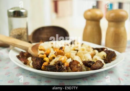 Hominy e mais tostato dadi mote con chicharron tradizionale cibo ecuadoriana Foto Stock