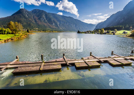 Lago di montagna nella stagione autunnale Foto Stock