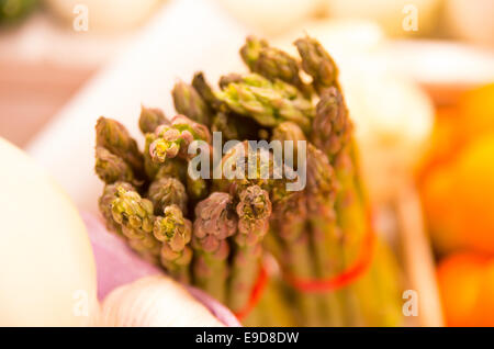 Bundle di asparagi freschi al mercato Foto Stock