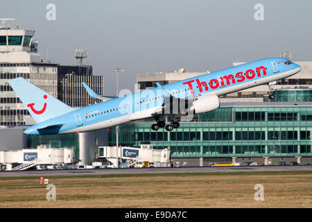 Thomson Airways Boeing 757-200 si arrampica lontano dalla pista 05L all'aeroporto di Manchester. Foto Stock