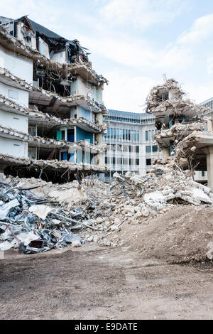 La demolizione di vecchi edifici di uffici. Foto Stock