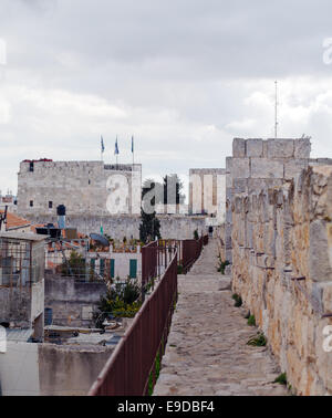 A piedi lungo le pareti della città antica di Gerusalemme Foto Stock