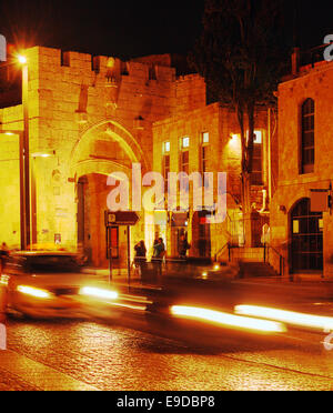 Mura della città antica e Porta di Jaffa di notte, Gerusalemme, Israele Foto Stock