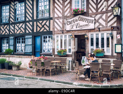 Cafe a Beuvron-en-Auge Foto Stock