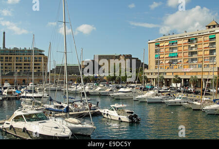 Marina e la Fortezza Priamar, Savona Liguria, Italia Foto Stock