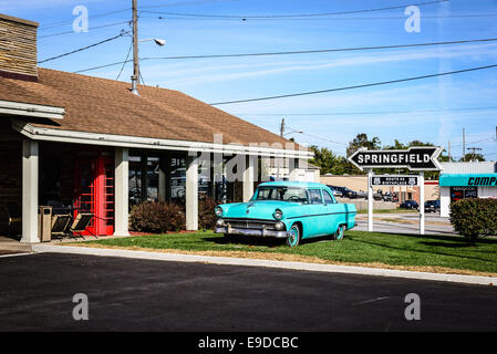 1955 Ford Custonline fuori rotta Motel 66 Rail Haven, 203 South Glenstone Avenue, Springfield, Missouri Foto Stock