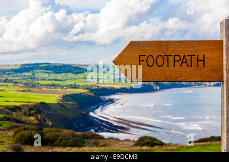 Il sentiero direzione segno nella campagna inglese Foto Stock