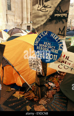 La democrazia banner legata a un albero vicino alla tenda da occupare Londra manifestanti di fronte St.la Cattedrale di San Paolo a Londra, Regno Unito. Foto Stock