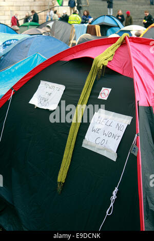 Anti capitalismo posters presentati tra le tende da campeggio da occupare Londra manifestanti di fronte la Cattedrale di St Paul, Londra, Regno Unito Foto Stock
