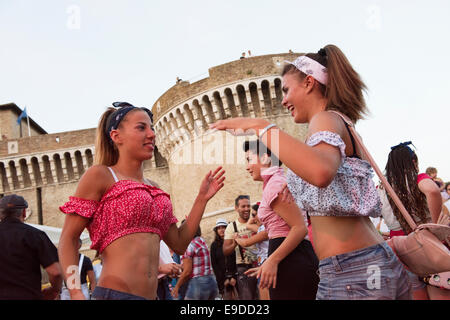 2 Donna, Dancing, Estate Jamboree 2014, Rock & Roll, Festival, Boogie Woogie, Senigallia, Ancona, Marken, Italia, Foto Stock