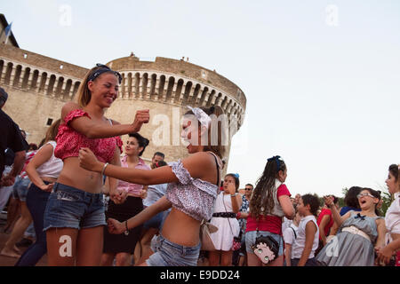 2 Donna, Dancing, Estate Jamboree 2014, Rock & Roll, Festival, Boogie Woogie, Senigallia, Ancona, Marken, Italia, Foto Stock