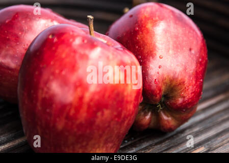 Grandi mele rosse closeup lucido frutta organica umida naturale di alimenti freschi Foto Stock