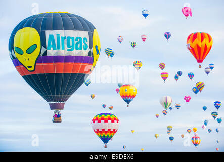 Palloncini volare oltre Albuquerque, Nuovo Messico durante l'Albuquerque balloon fiesta Foto Stock
