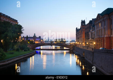 Panorama da helgeandsholmen-riksbron Stoccolma durante il crepuscolo - Svezia Foto Stock