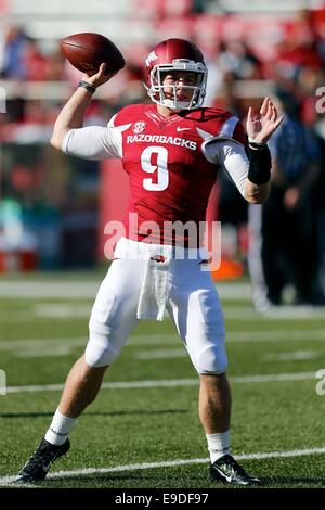 Fayetteville, AR. 25 ott 2014. Arkansas QB Rafe Peavey #9 si allenta prima del gioco. L'Arkansas Razorbacks sconfitto l'Università di Birmingham in Alabama 45-17 giacche in Fayetteville, AR. Richey Miller/CSM/Alamy Live News Foto Stock